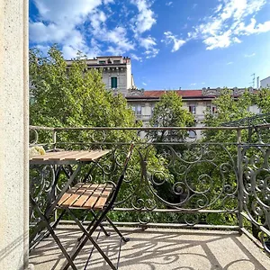 Casa Alberto Da Giussano, Elegante Bilocale In Centro Con Balcone Sul Parco , Milano Italia